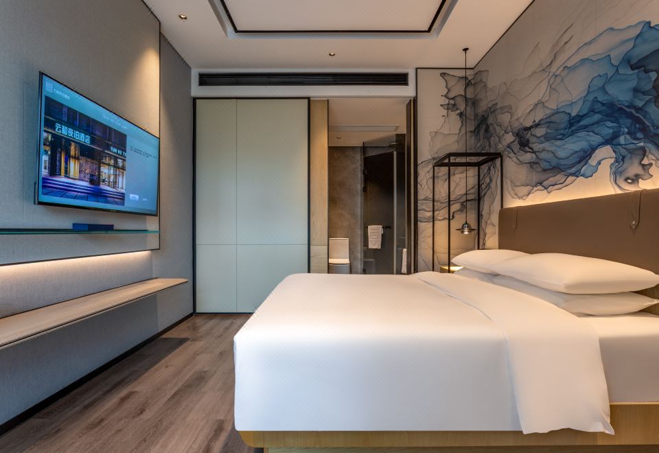 Yunhe Yebo Hotel (Shanghai Hongqiao Hub National Exhibition Center)Elegant Queen Room (Mobile Screen Casting + Mini Fridge + Bluetooth Speaker)