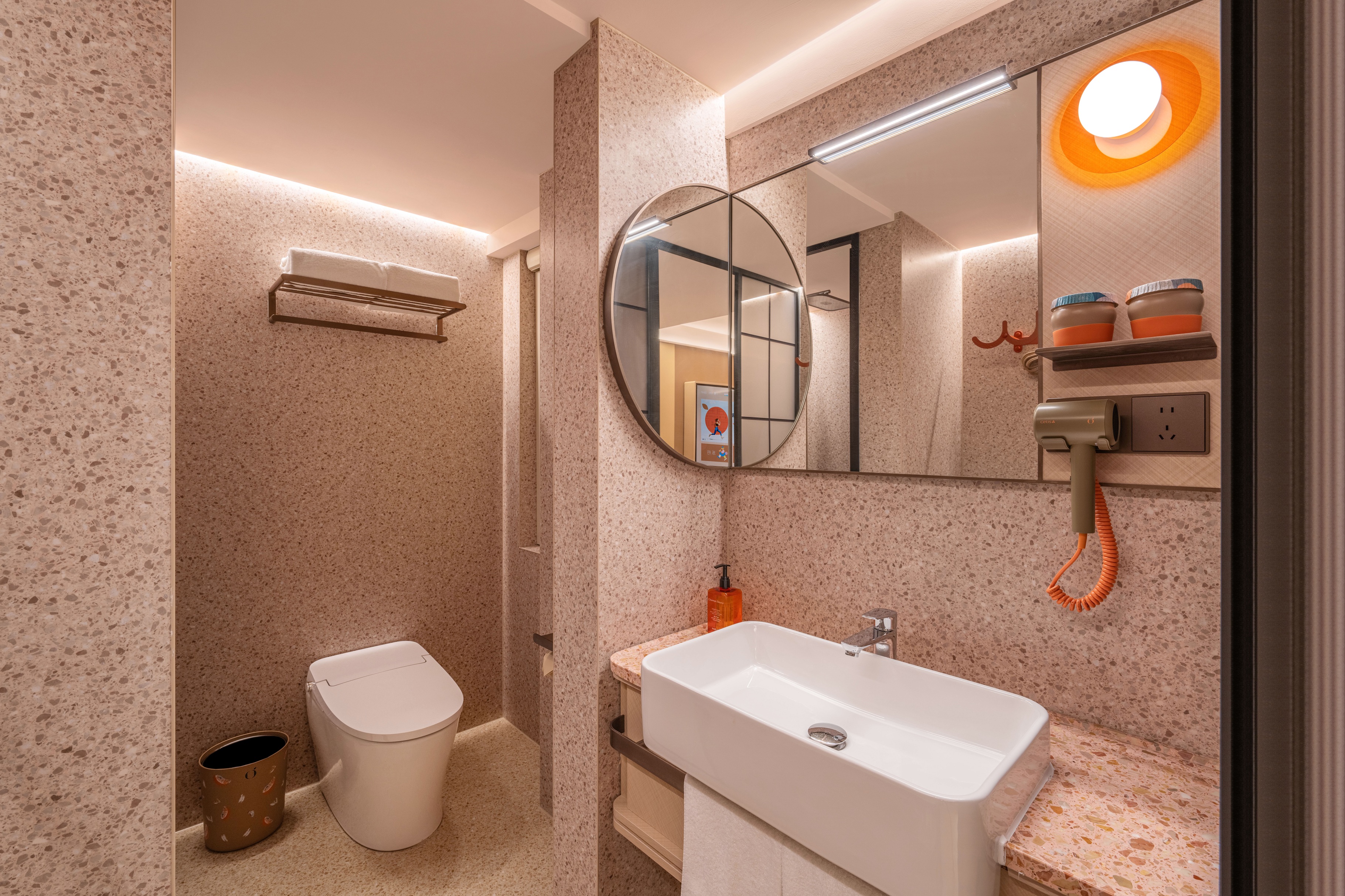 商务大床房（65寸电视智能投屏+冰箱+智能马桶）