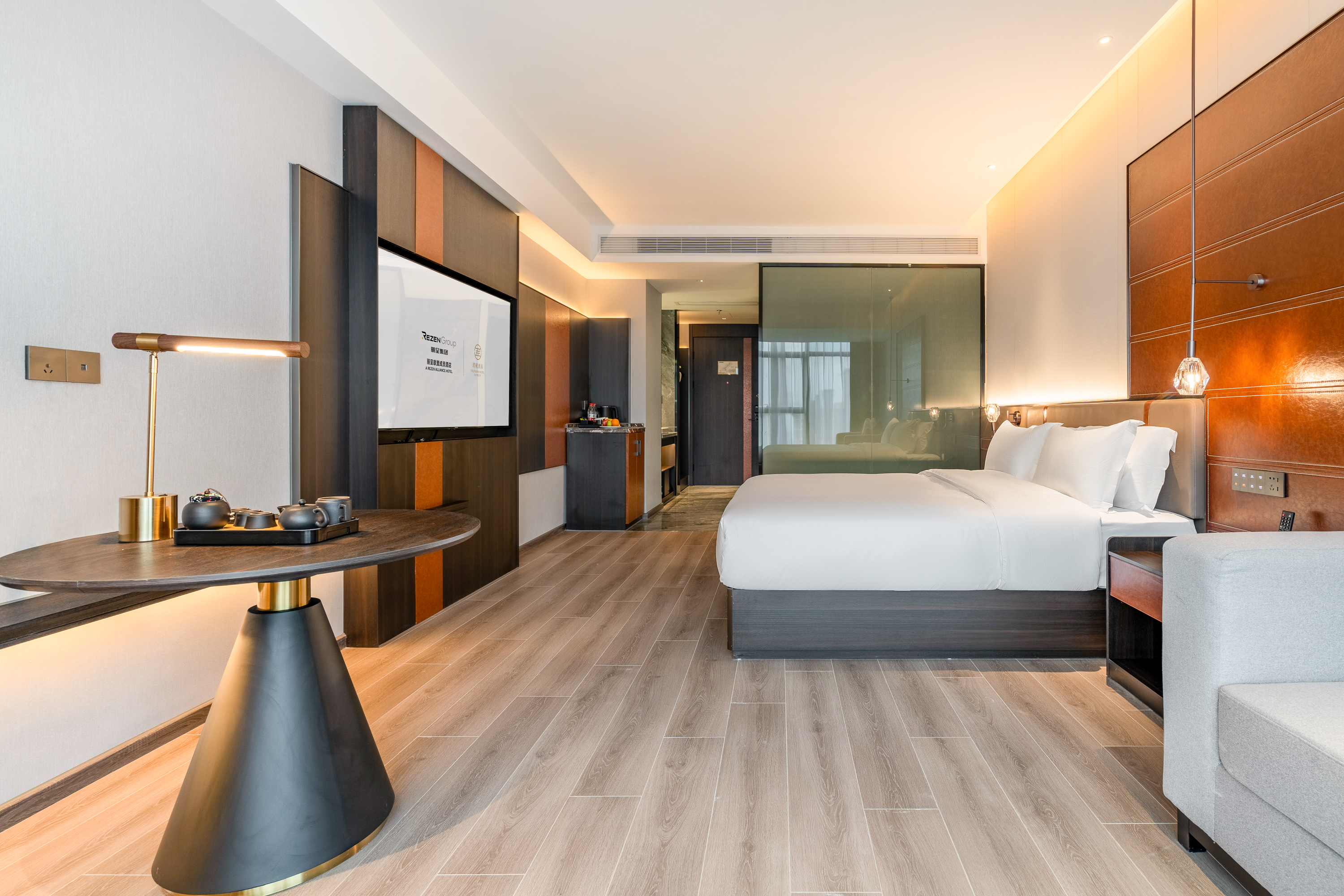 豪华大床房（全景落地窗+迷你冰箱+摺叠沙发椅）