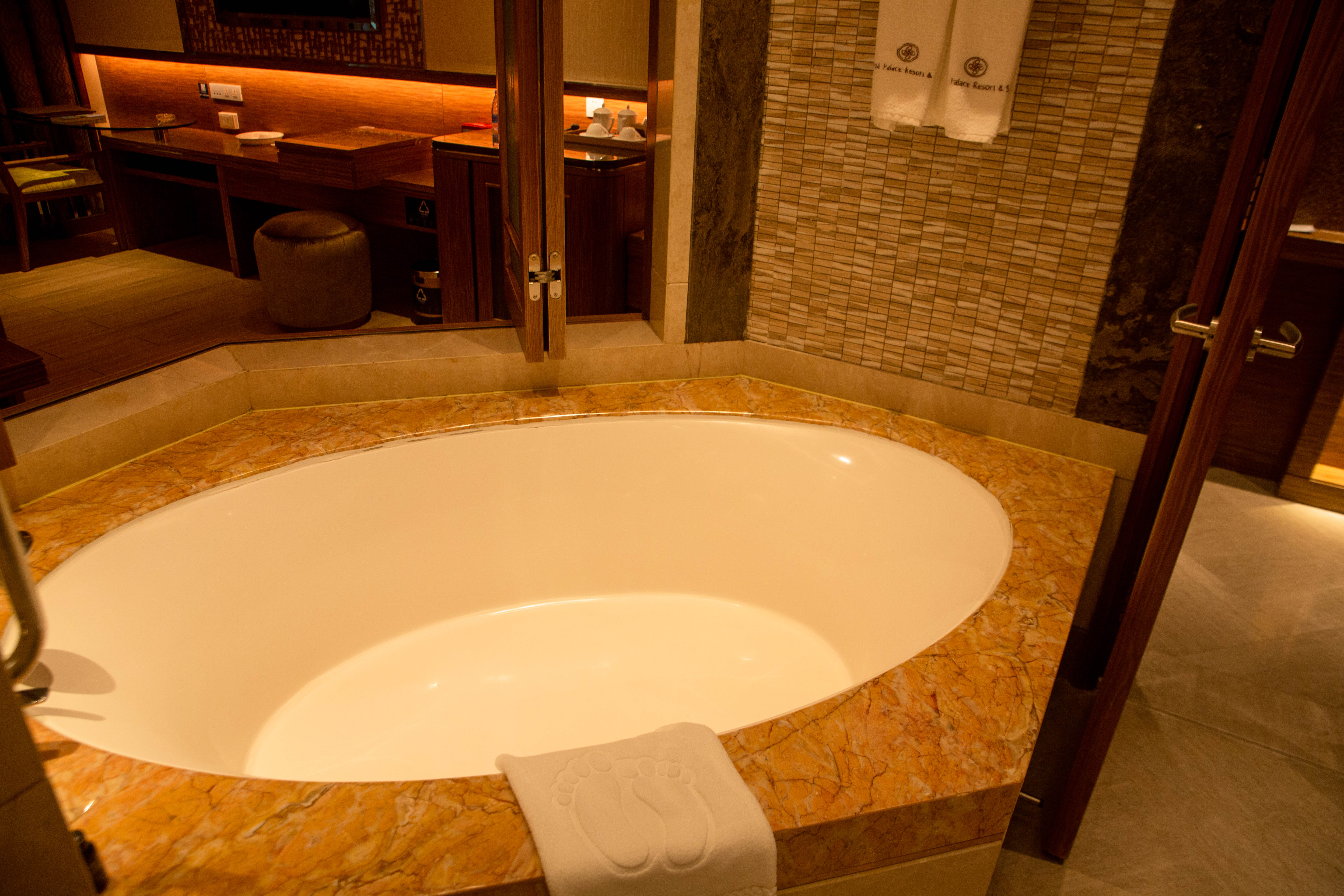 園景溫泉大床房-私家泡池-認證溫泉水入房-景觀陽臺-獨立浴缸