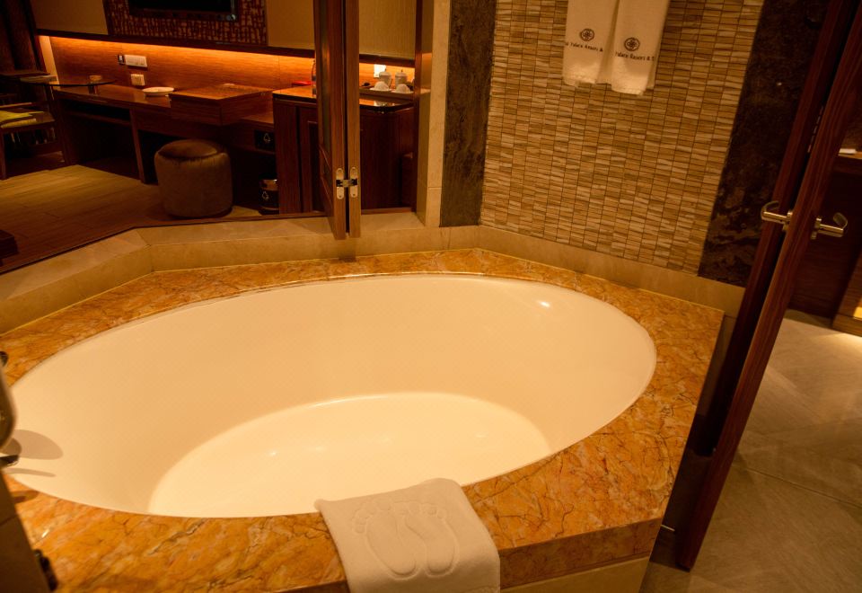 园景温泉大床房-私家泡池-认证温泉水入房-景观阳台-独立浴缸