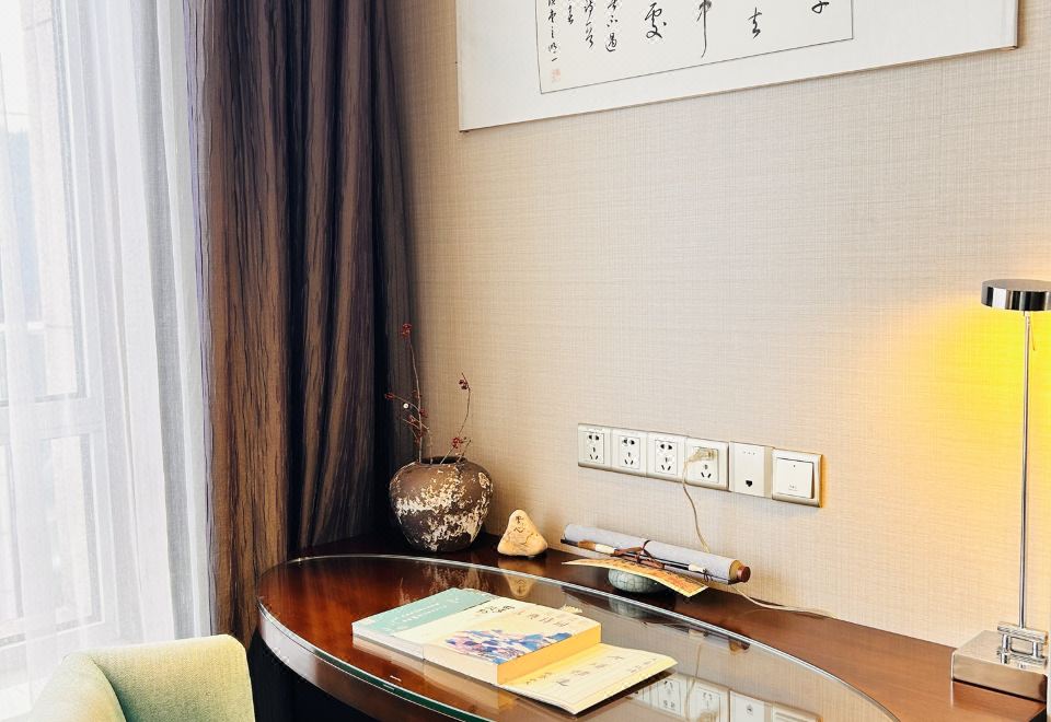 棲賢商務大床房（小冰箱+詩意空間+多款枕頭）