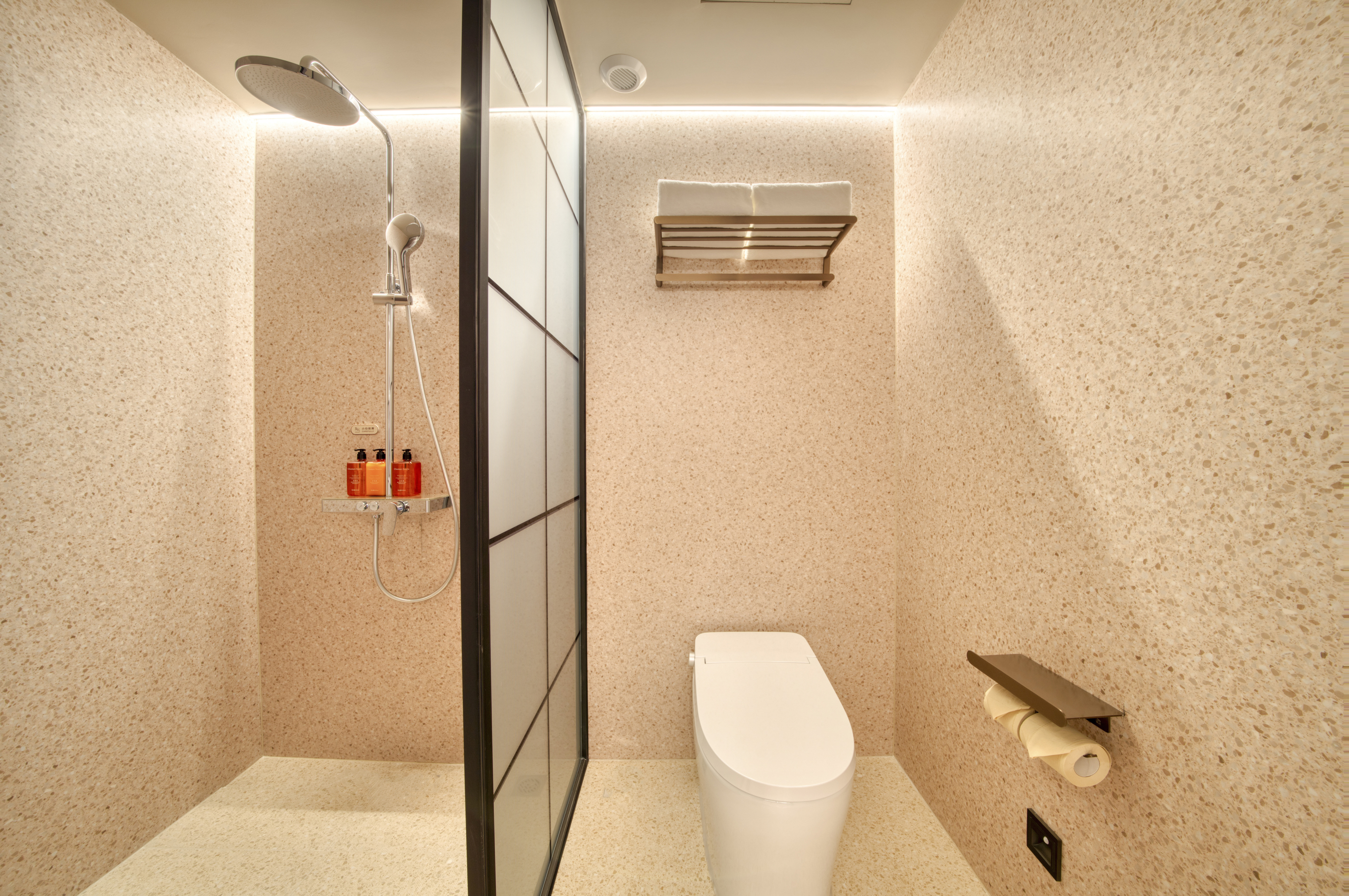 高级大床房（小冰箱+65寸电视投屏+四种灯光亮度）