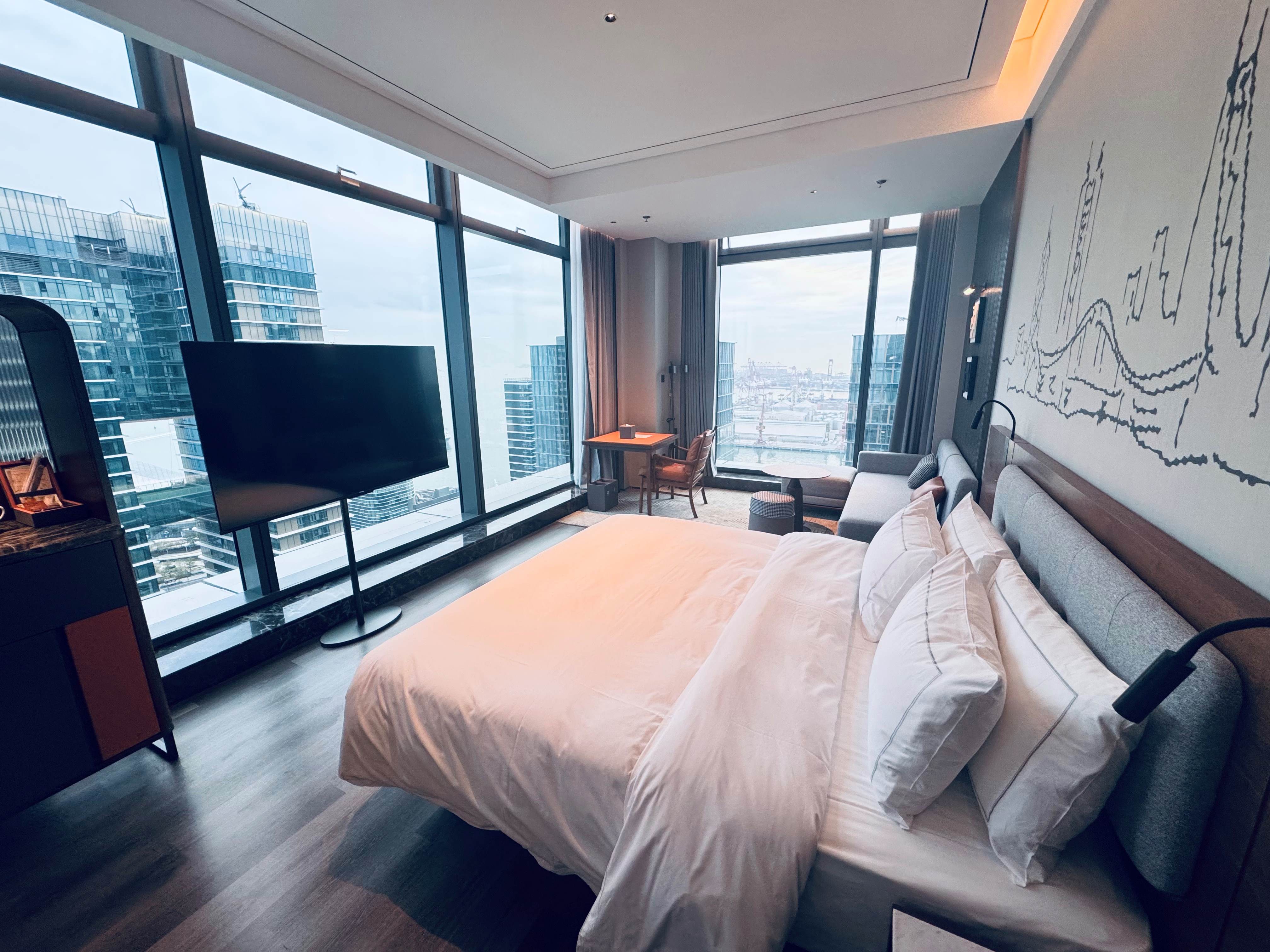 UrCove By Hyatt (Shenzhen Shekou Cruise Center)270° Floor-to-ceiling Glass View Queen Bed Room