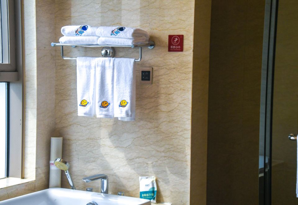 Swiss Grand NanchangSpacecraft Family Suite