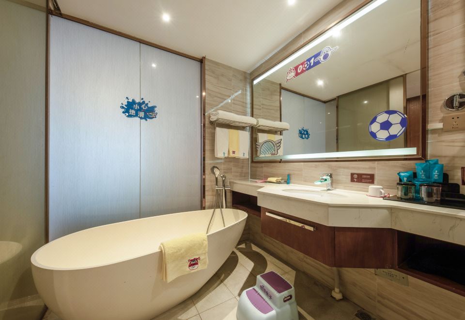 酷芽超级飞侠大床+上下铺海景家庭房