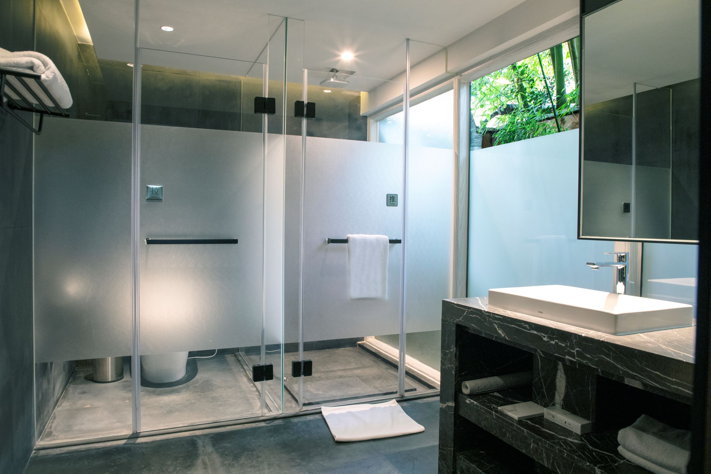 湖畔泡池亲子房（户外泡池+小童玩具）