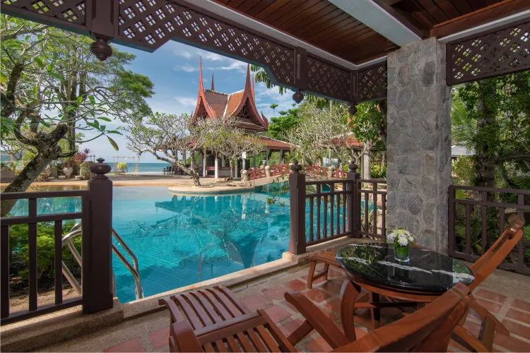 Lagoon Pool Access With Bathtub