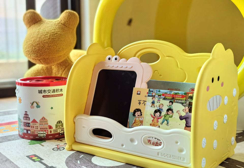 糖果飞屋主题大床房（俏皮鱼嘴+童年木马+绘本）