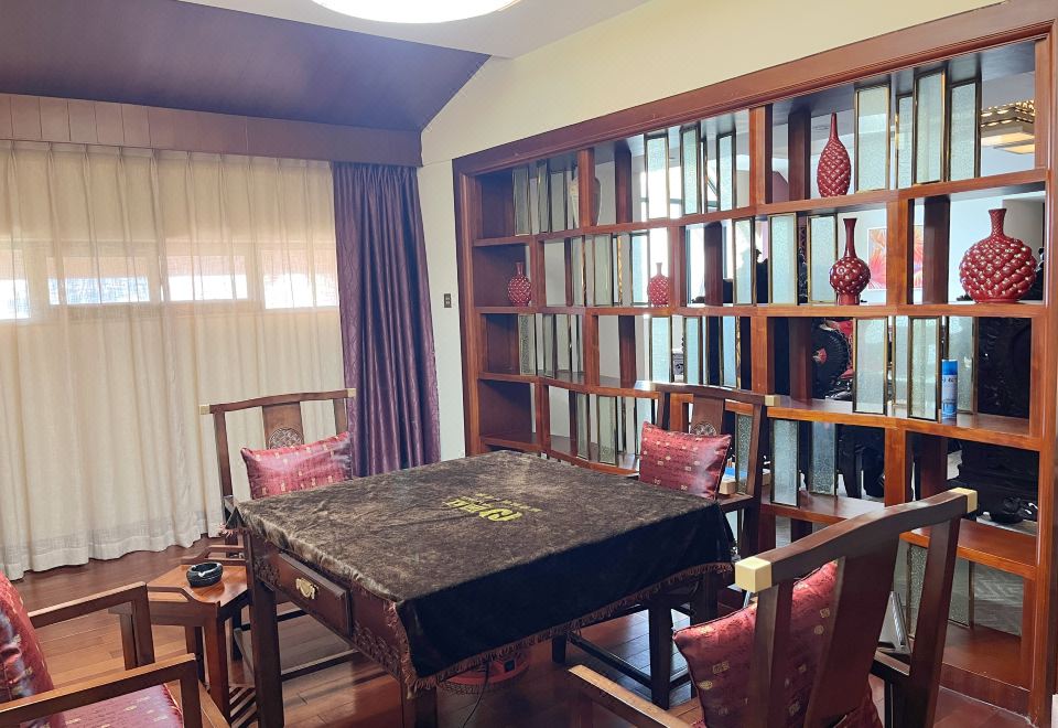 海丽号总统套房（温泉水+私人影音室+室外露天泡池+大浴缸+湿蒸房）