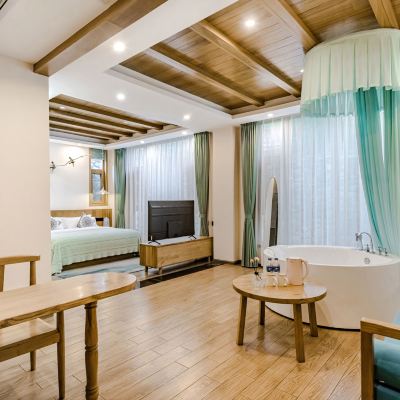 雲宿豪華大床房（自帶庭院+超大浴缸+智能馬桶） 大理藍棲客棧優惠