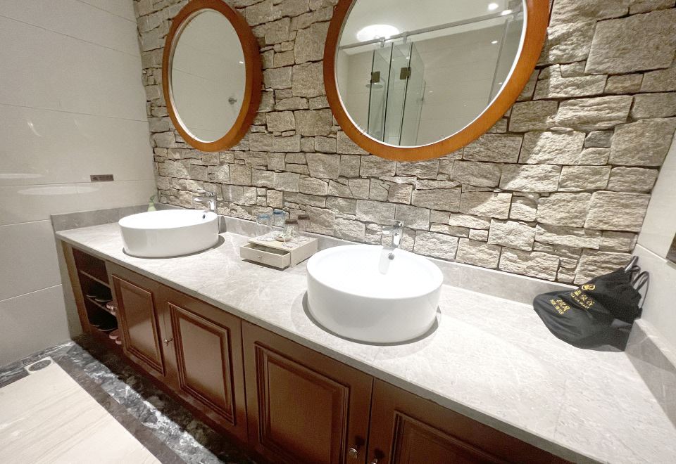 Baihualin Hot Spring Valley HotelGuardians Of The Universe Theme Family Room