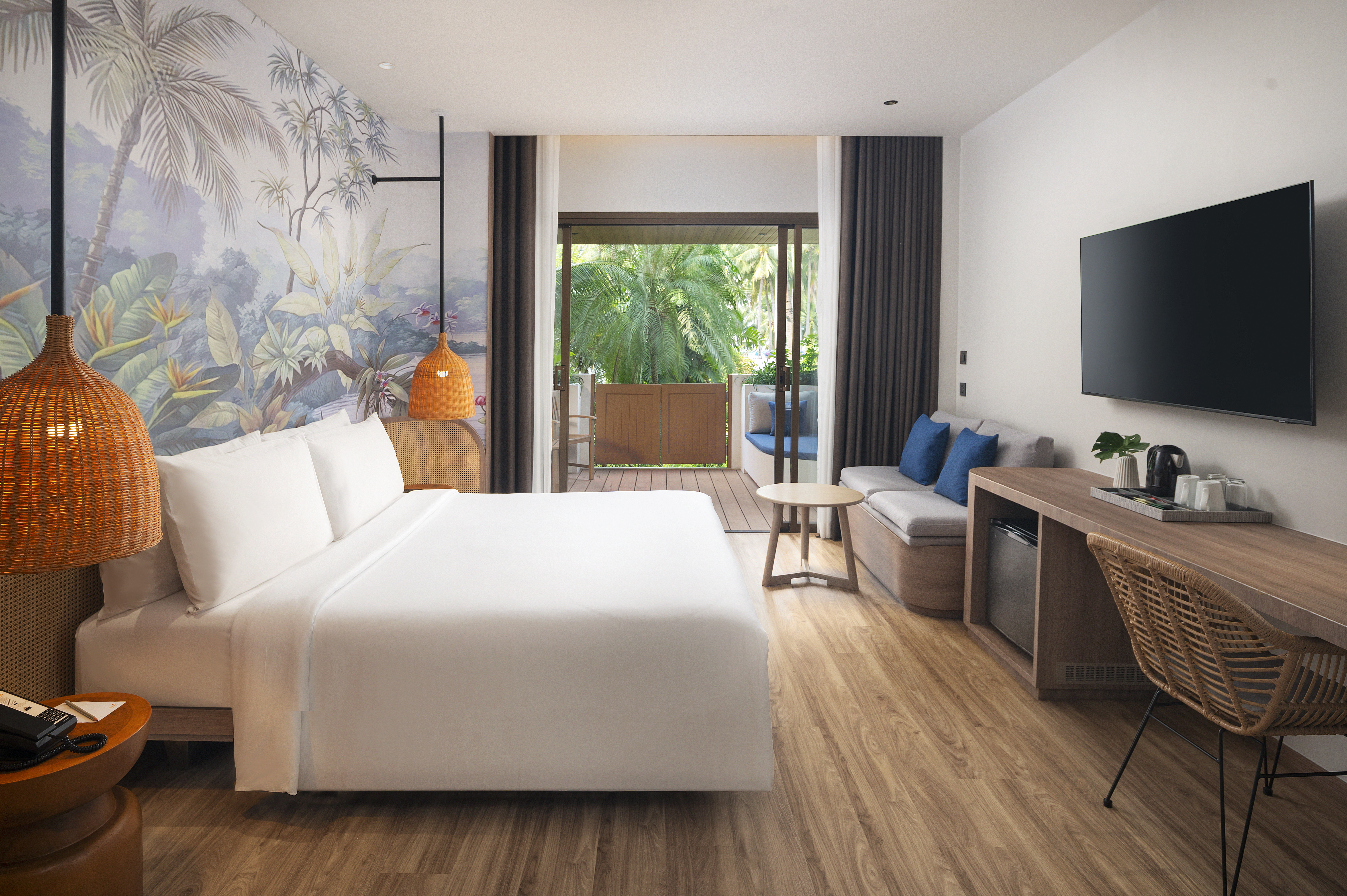 尊贵园景阳台特大床房