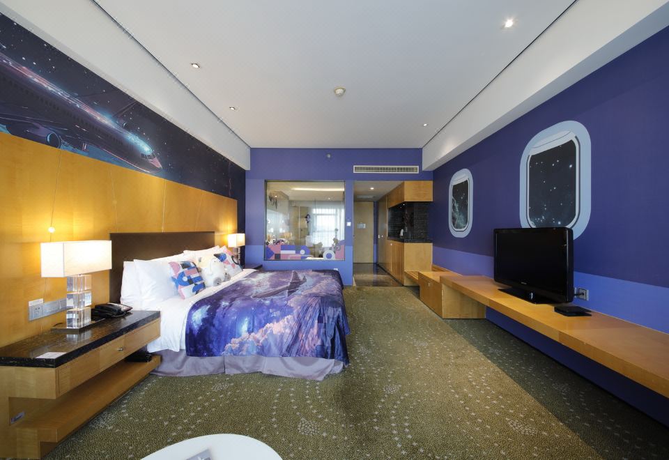 Crowne Plaza Tianjin BinhaiAviation Theme Double Bed Room