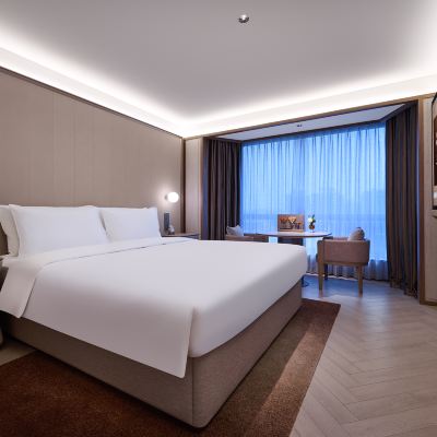 高級大床房（陽光滿屋，香氛晶石、65寸可投屏電視） 桔子水晶北京國貿建國門飯店優惠