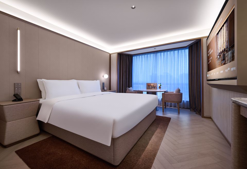 商务大床房（阳光满屋，香氛晶石、65寸可投屏电视）