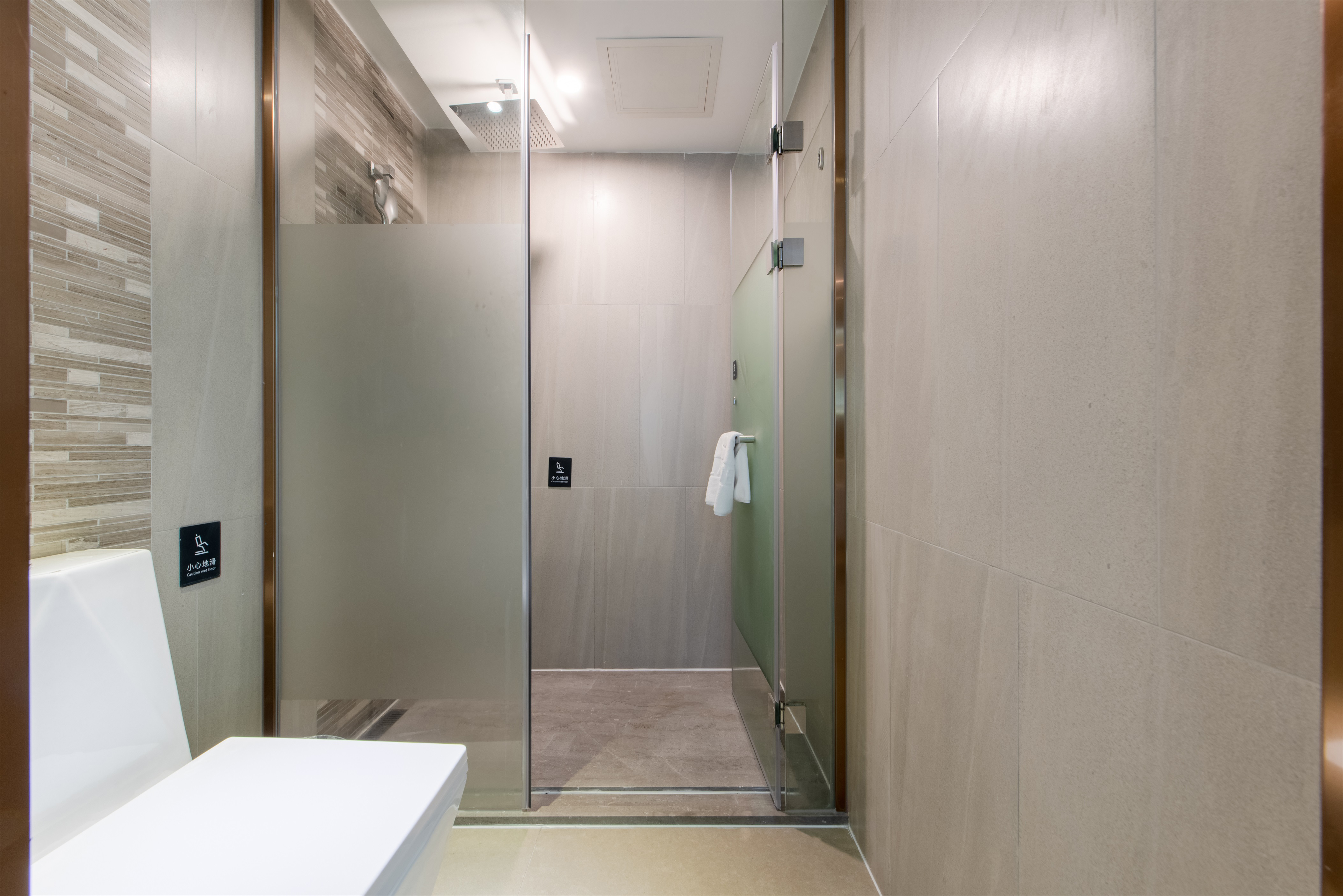 Lavande Hotel (Huawei Gangtou Metro Station)标准大床房 [智能客控+独享小冰箱]