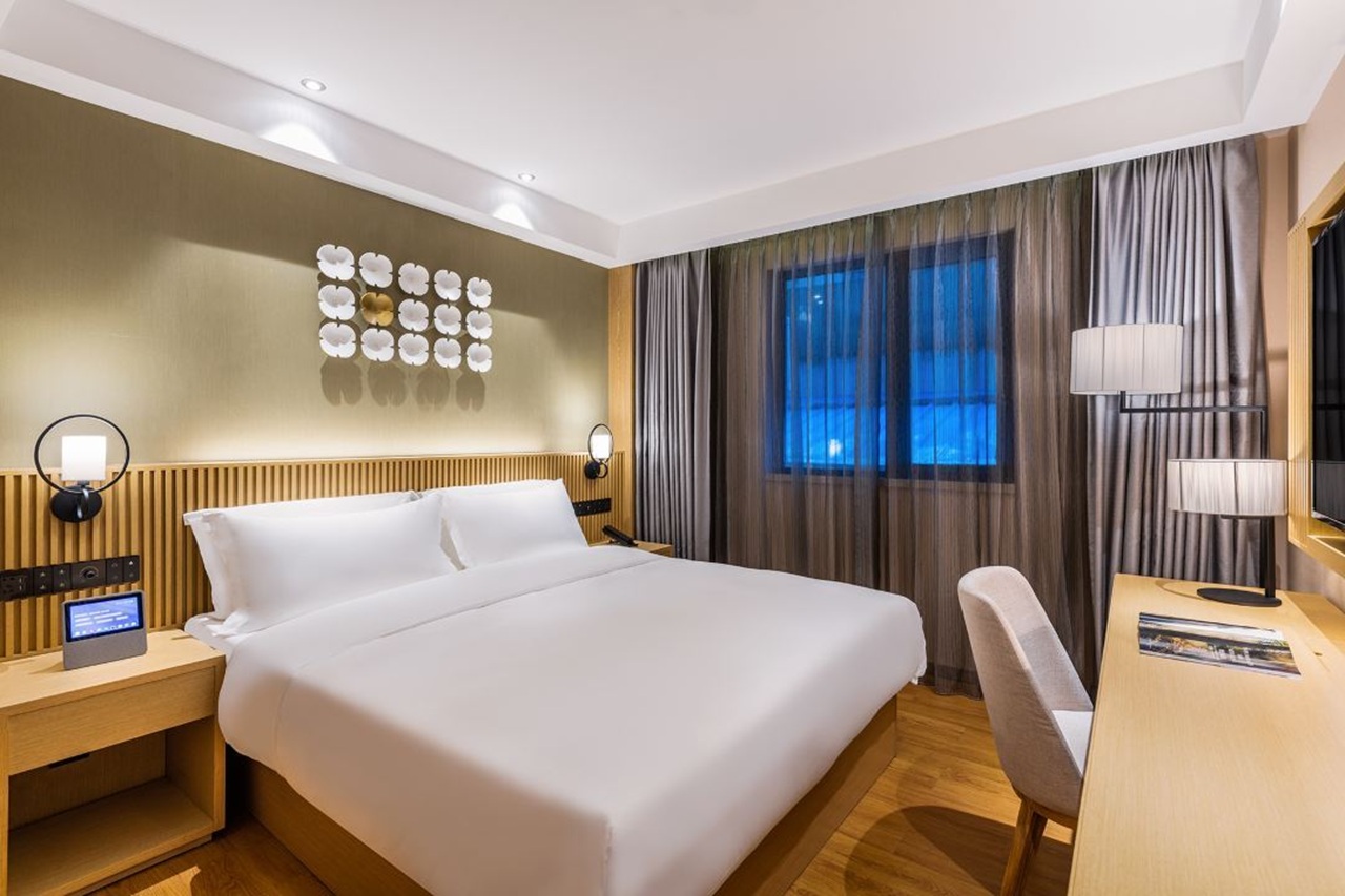 高级房-大床（迷你冰箱+智能客控）