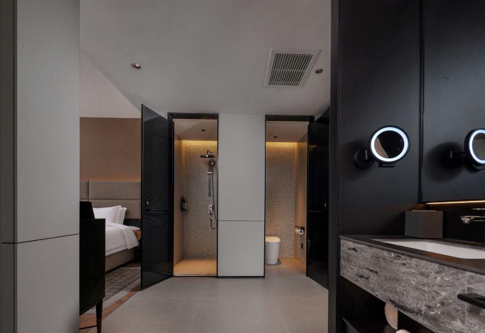 Premier Suite - City-View (Double Bed) (Air Conditioner)