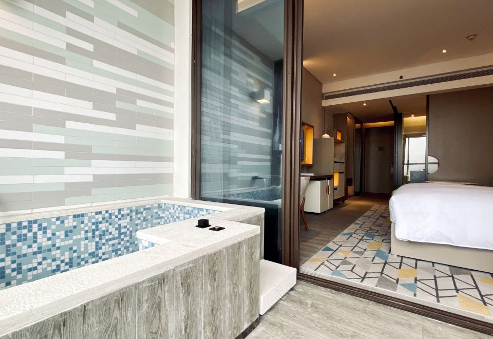 温泉高级湖景大床房