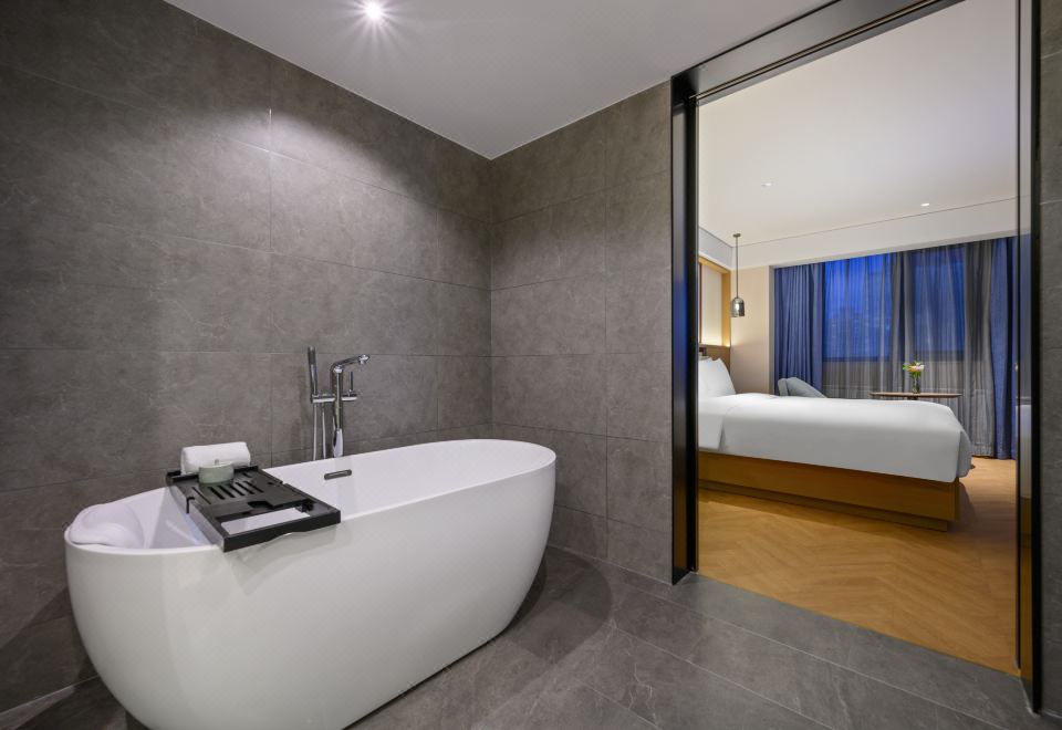 漫心套房（独立会客区、带浴缸）