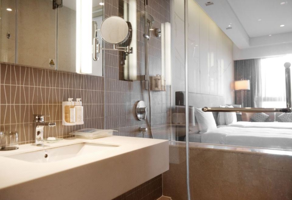 Holiday Inn Shanghai HongqiaoHoliday Inn Superior Room