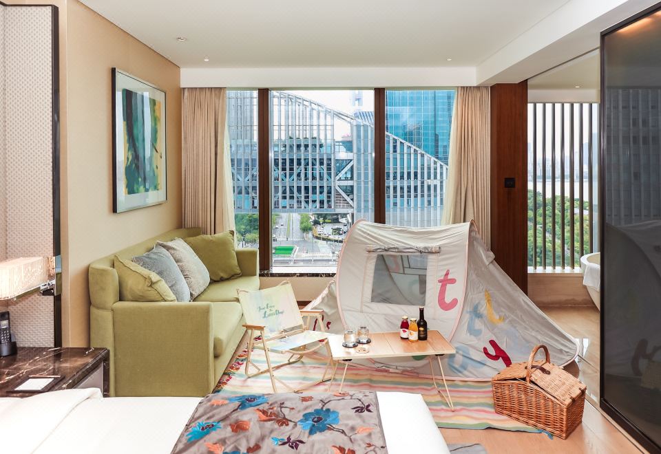 Mandarin Oriental Pudong ShanghaiGlamping Themed Room · Delightful MOment
