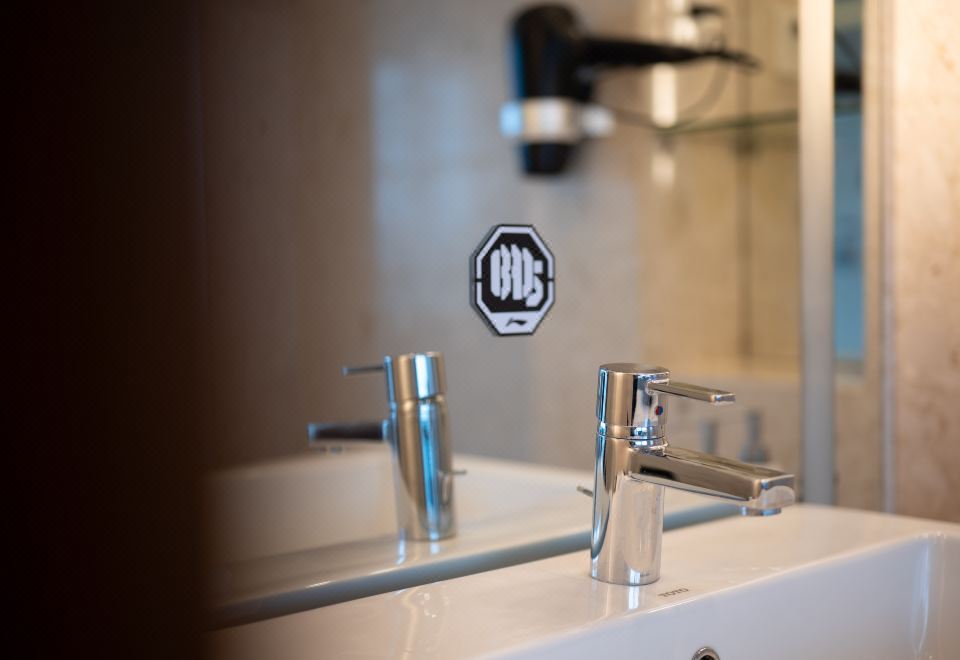 反伍Live With Hoops大床房