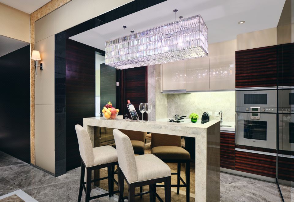 顶层豪华套房（高空景观+超大客厅+厨房+洗衣机+乾衣机）