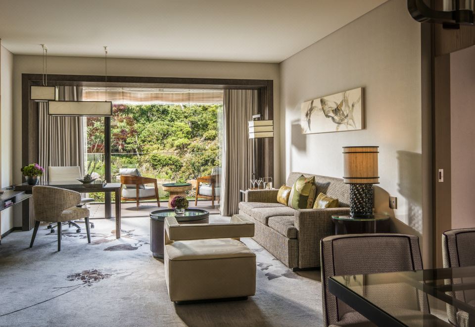 单卧尊贵古蹟庭园套房 （特大床房）