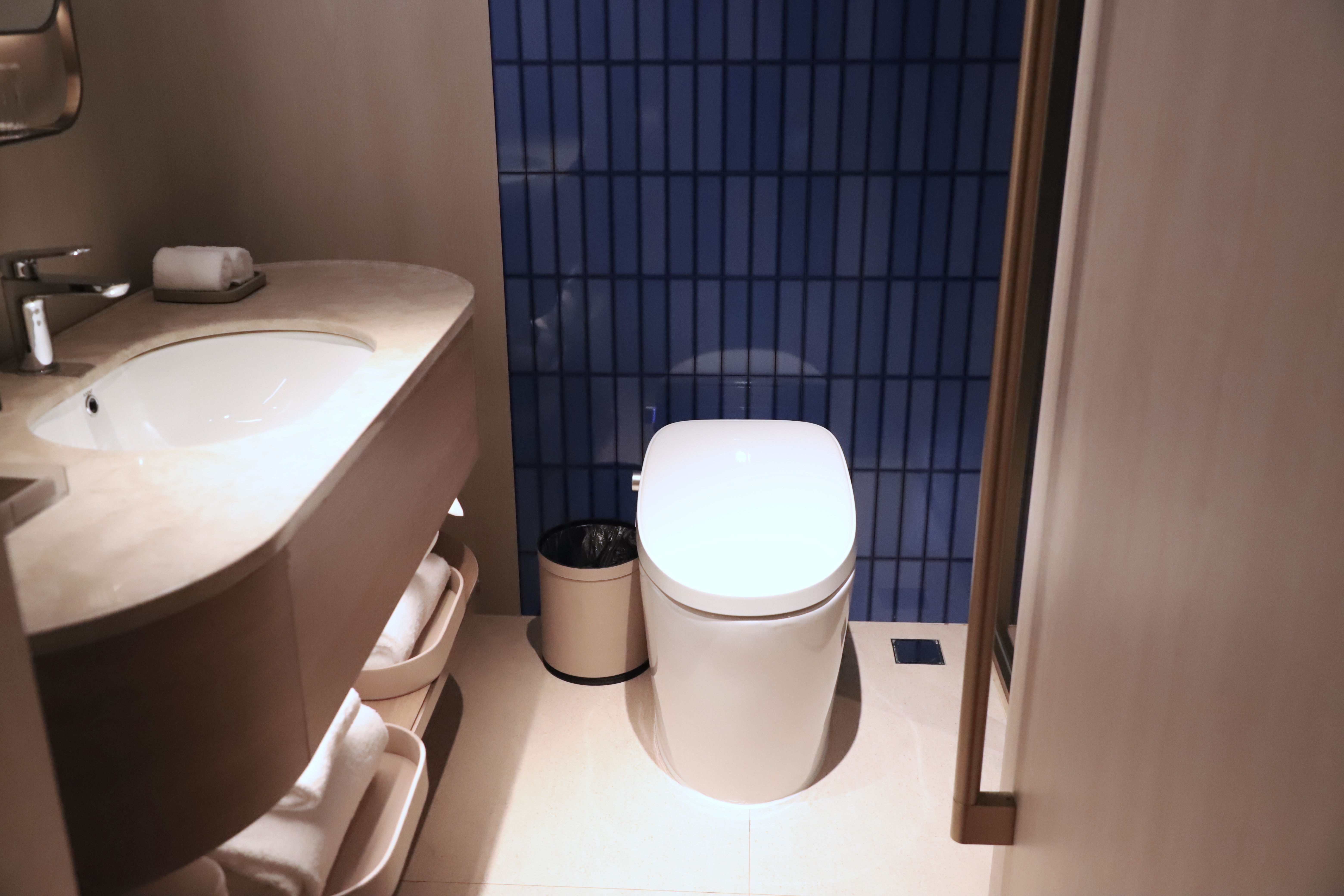 商务特大床房（香氛晶石+高清投屏+小冰箱+蓝牙音箱）