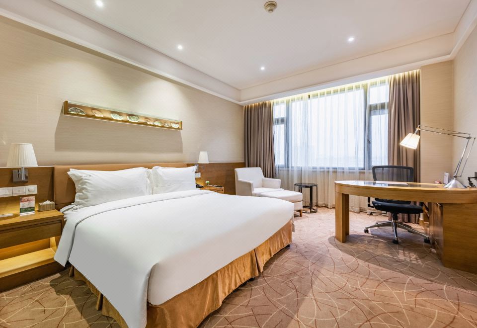 假日高級大床房