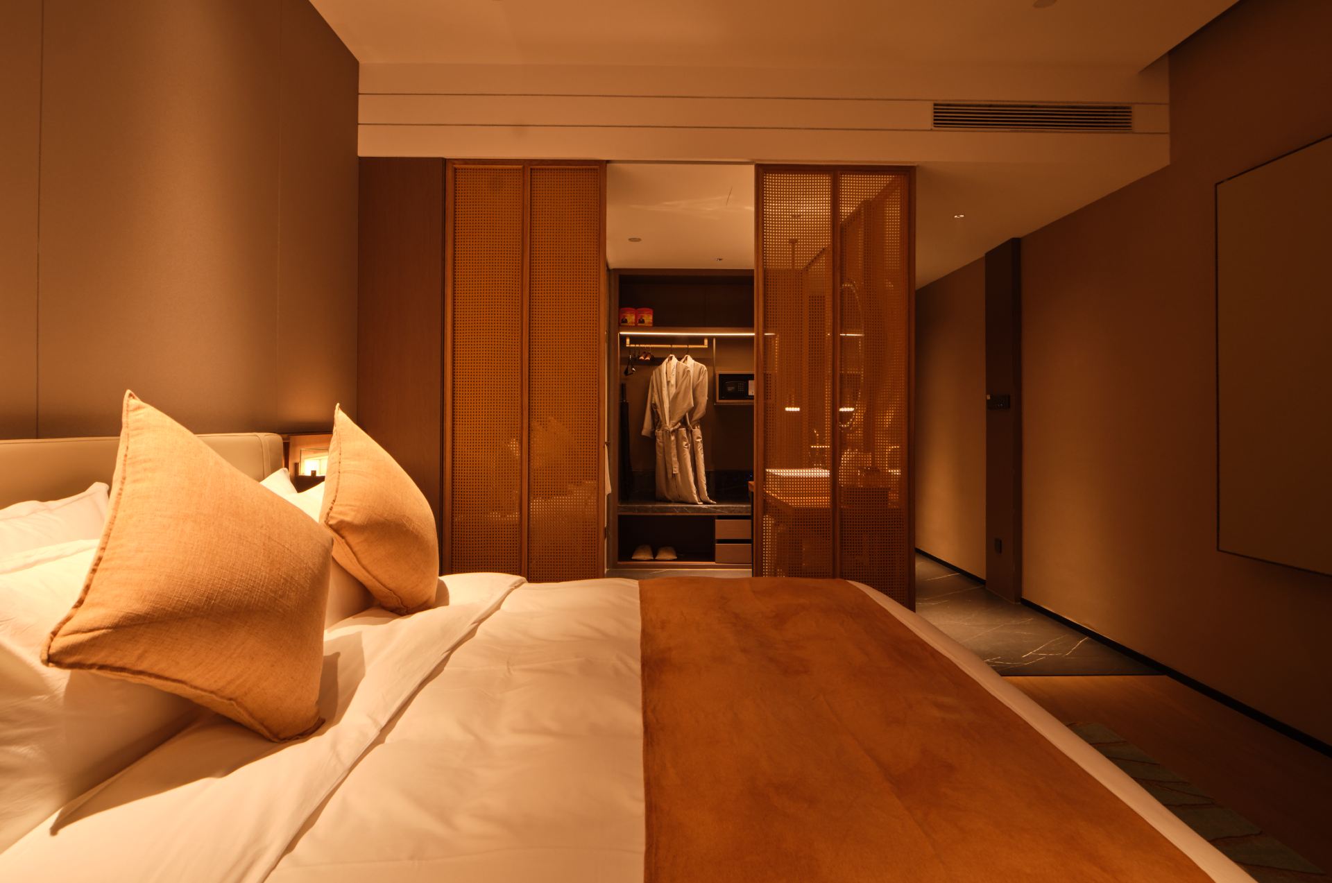 Exquisite Scenic Double Bed Room