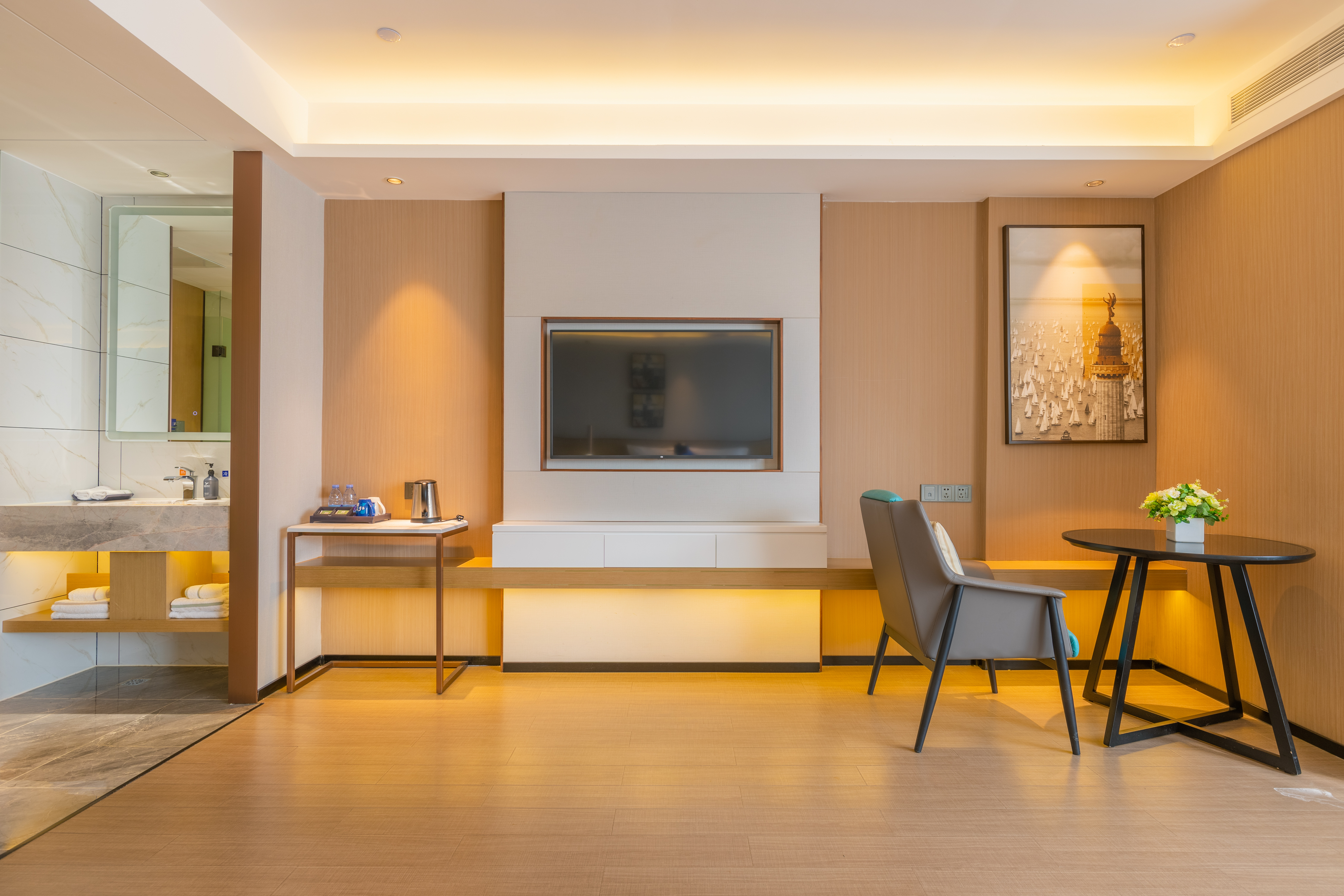 超级大床房（电视投屏+办公桌椅+婚房布置）