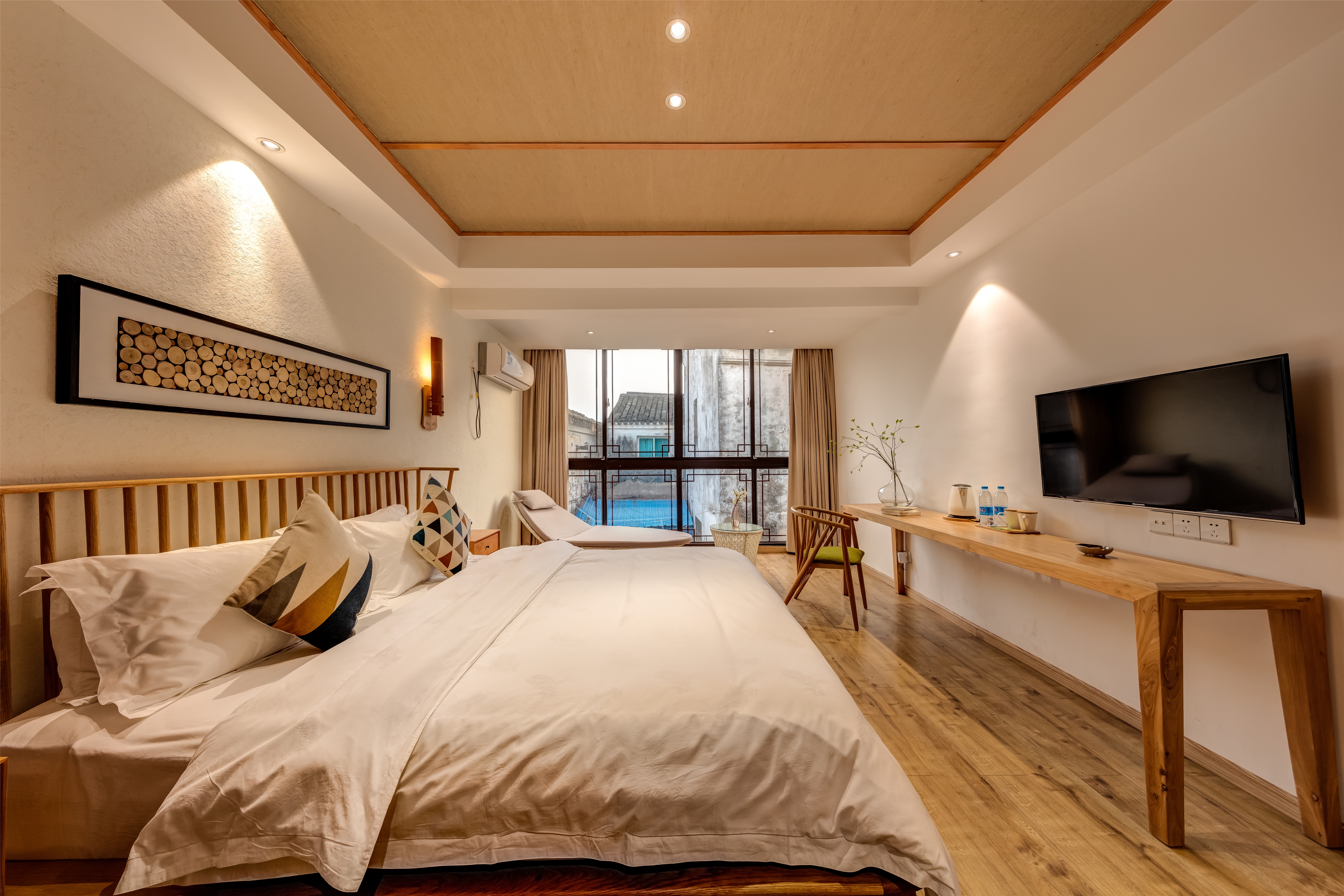 黄花梨轻奢大床房