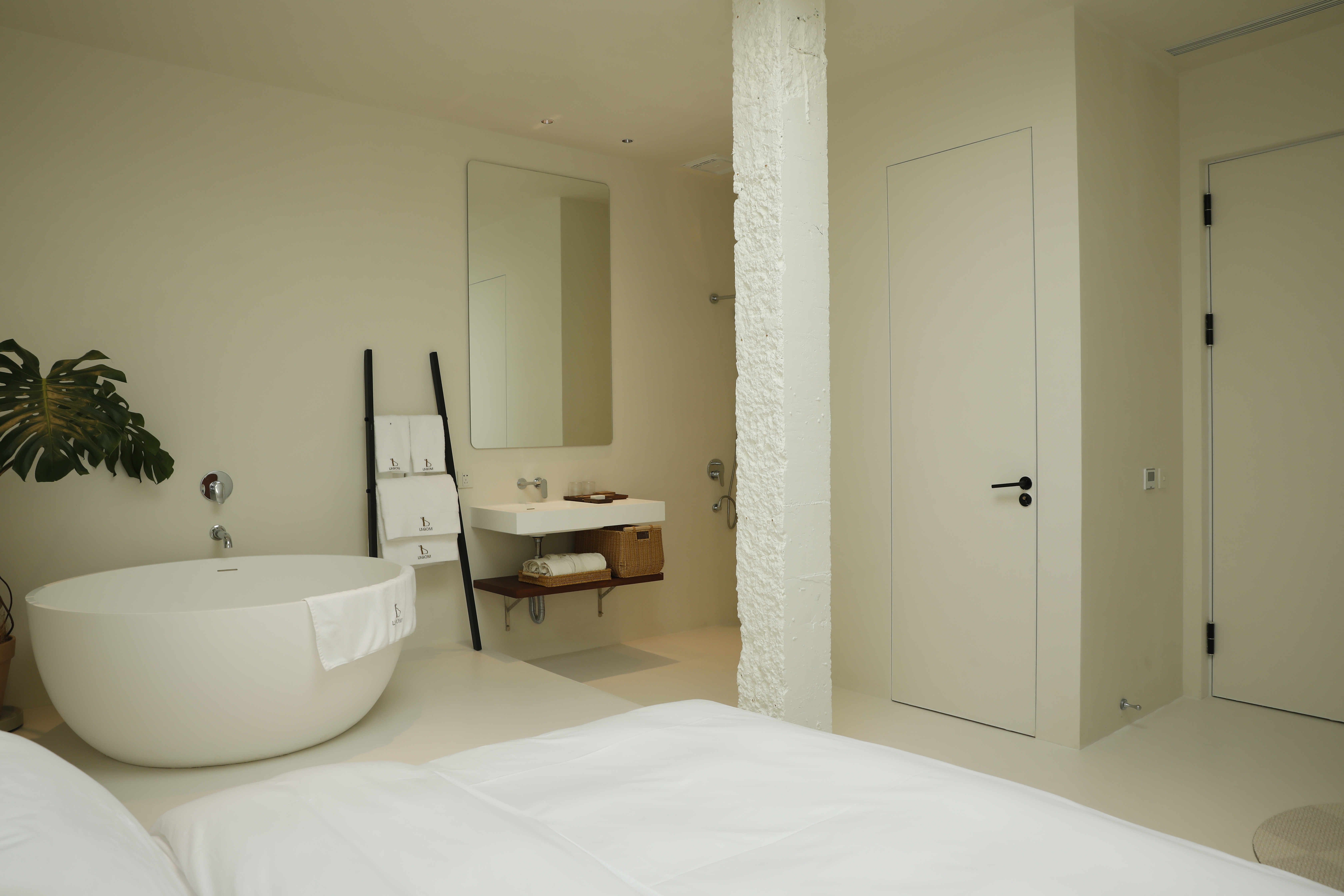 追星星的人 丨星空浴缸大床房（全屋进口微水泥，科勒衞浴，金可儿床垫，网红冰箱）