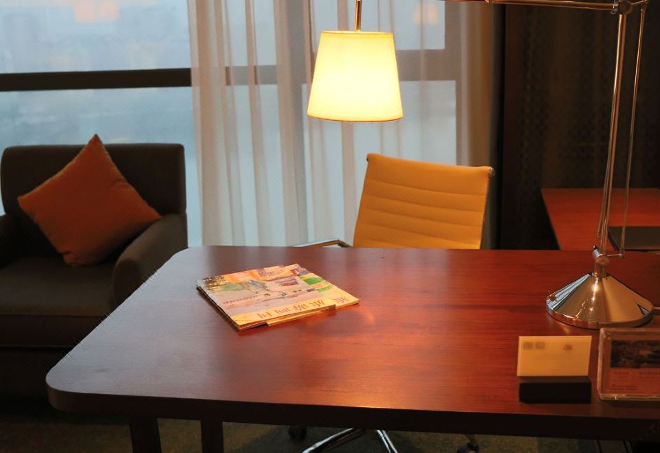 Business Lake View Double Bed Room (High Floor Unobstructed Lake View)