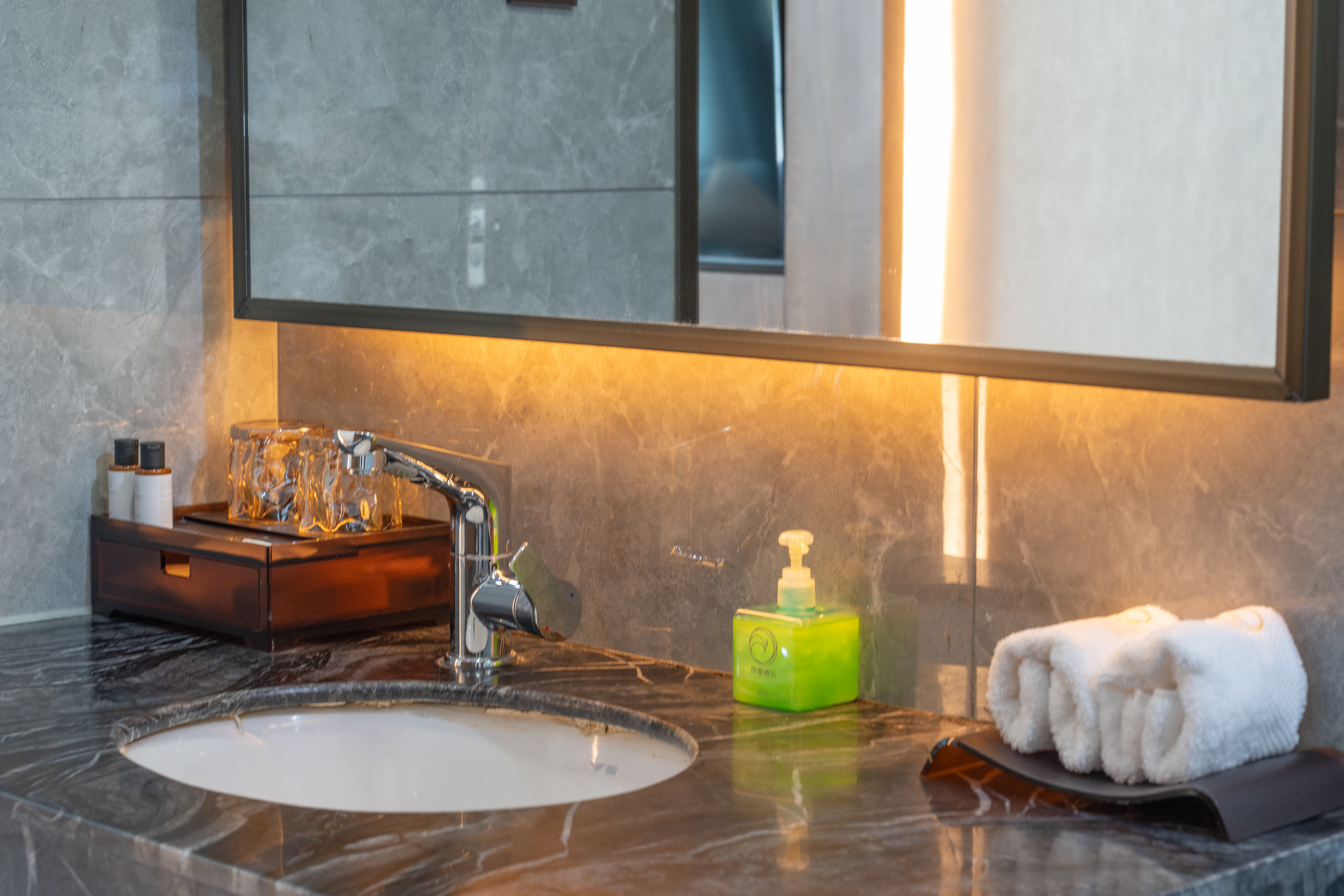 凤凰高级大床房