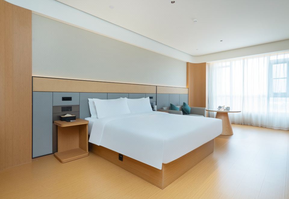 高级大床房（鸟瞰市容，湖景观楼）