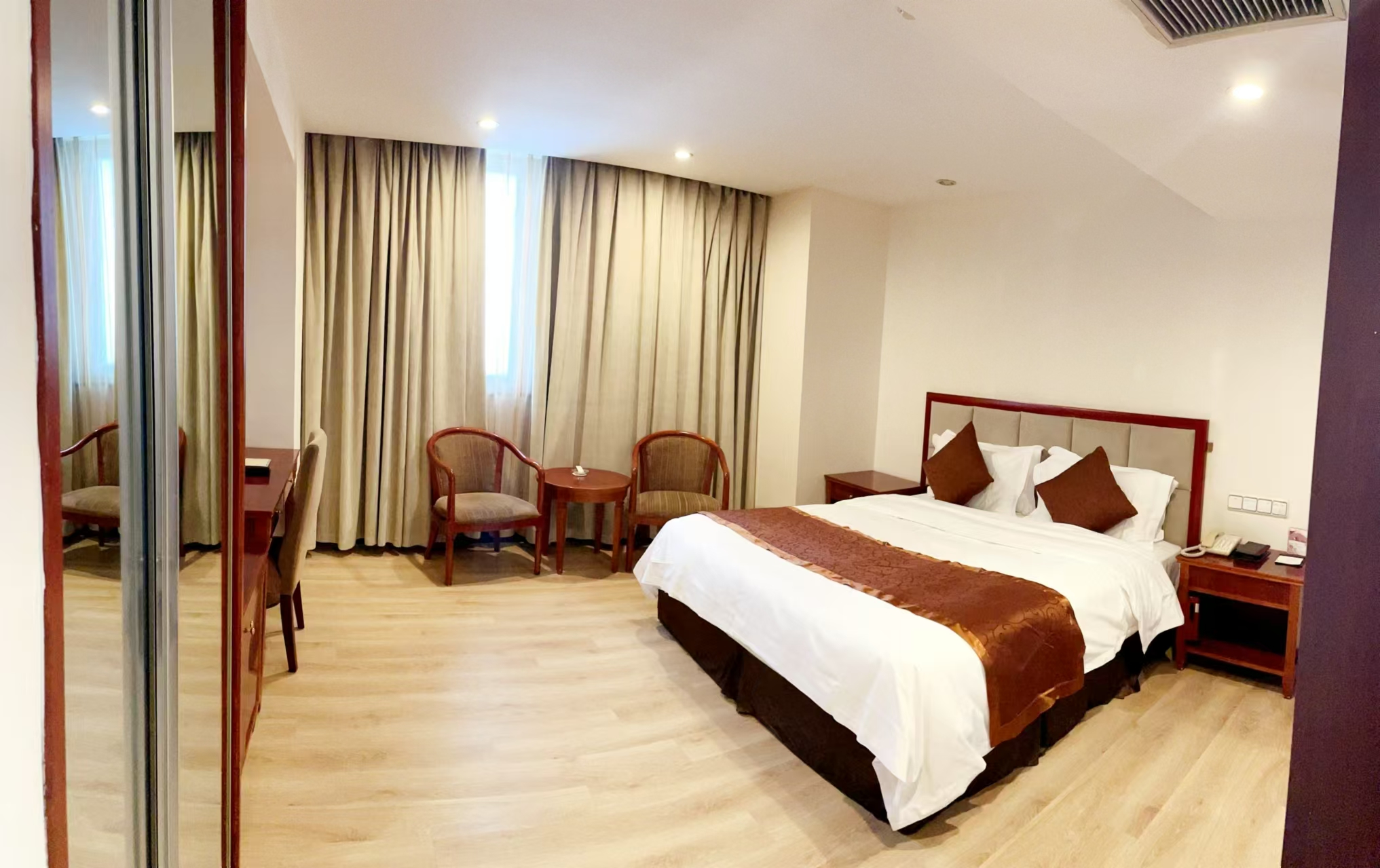 商務套房（一室一廳+舒適採光）