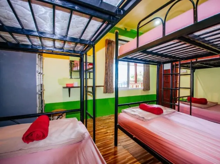 ห้องพักรวมแบบ 6 เตียง ห้อง B