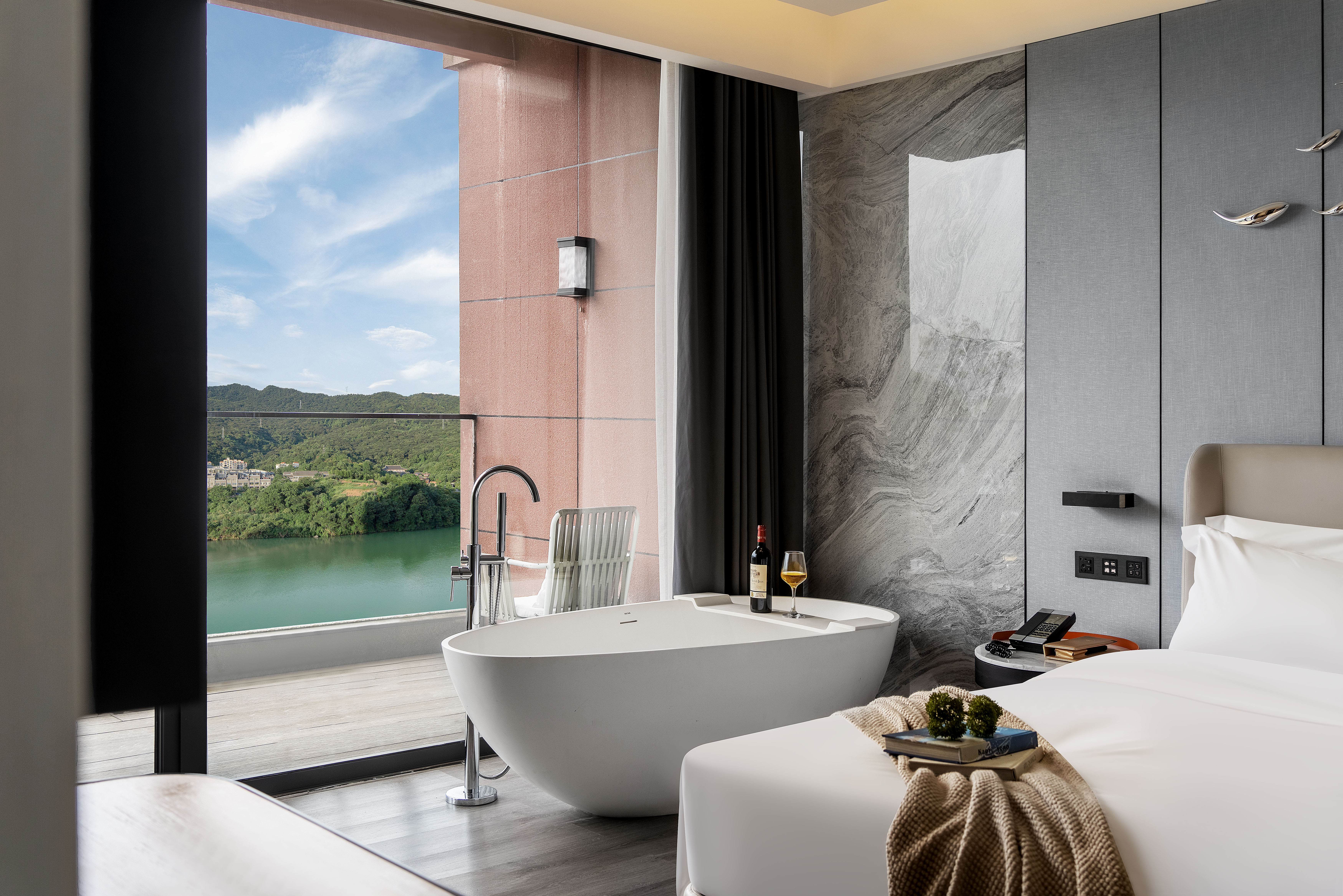 观澜·露台大床房（奢享山水美景+180°户外观景露台+轻奢浴缸+马歇尔音响）