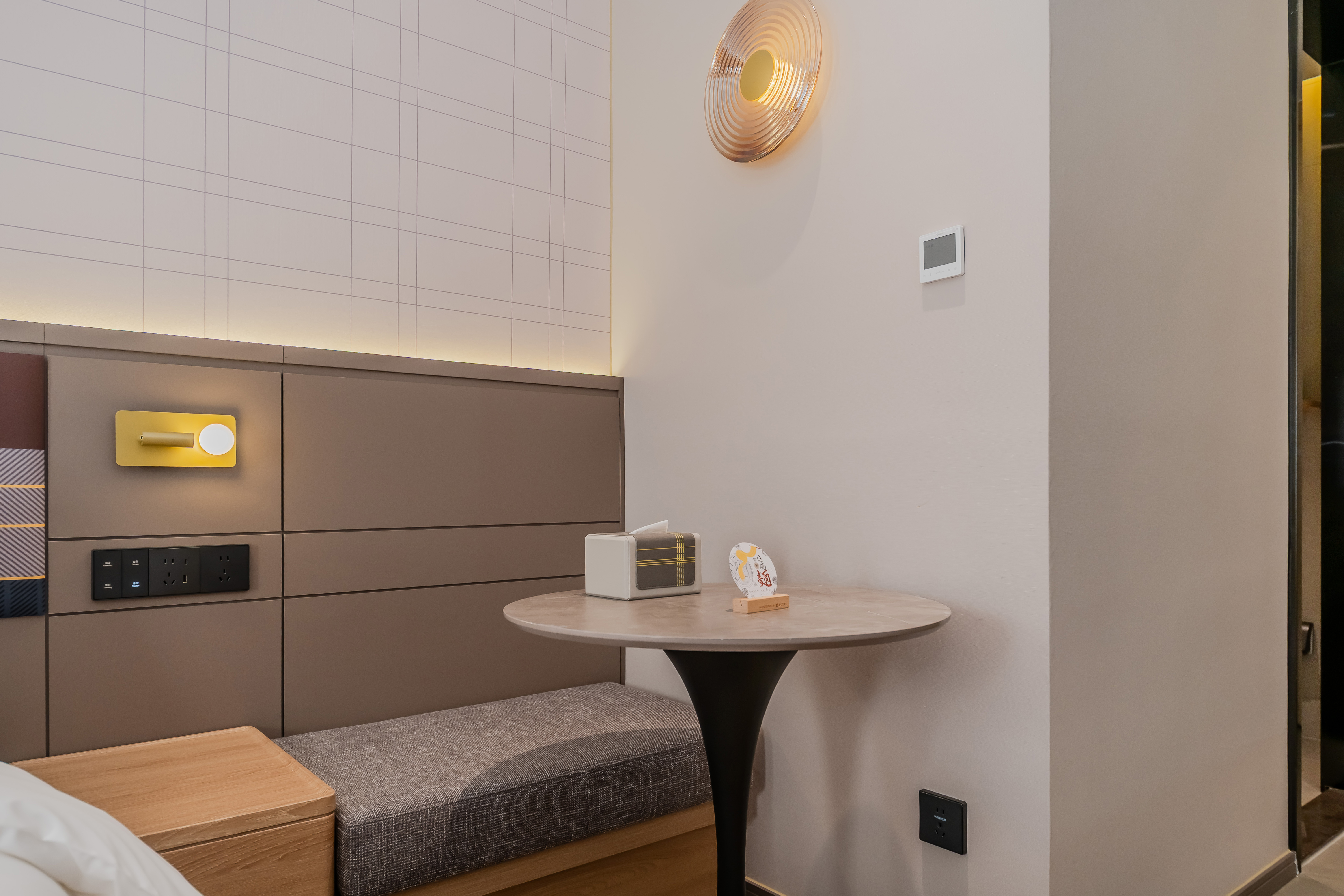 高级大床房（智能客控+手机投屏+徕芬吹风机）