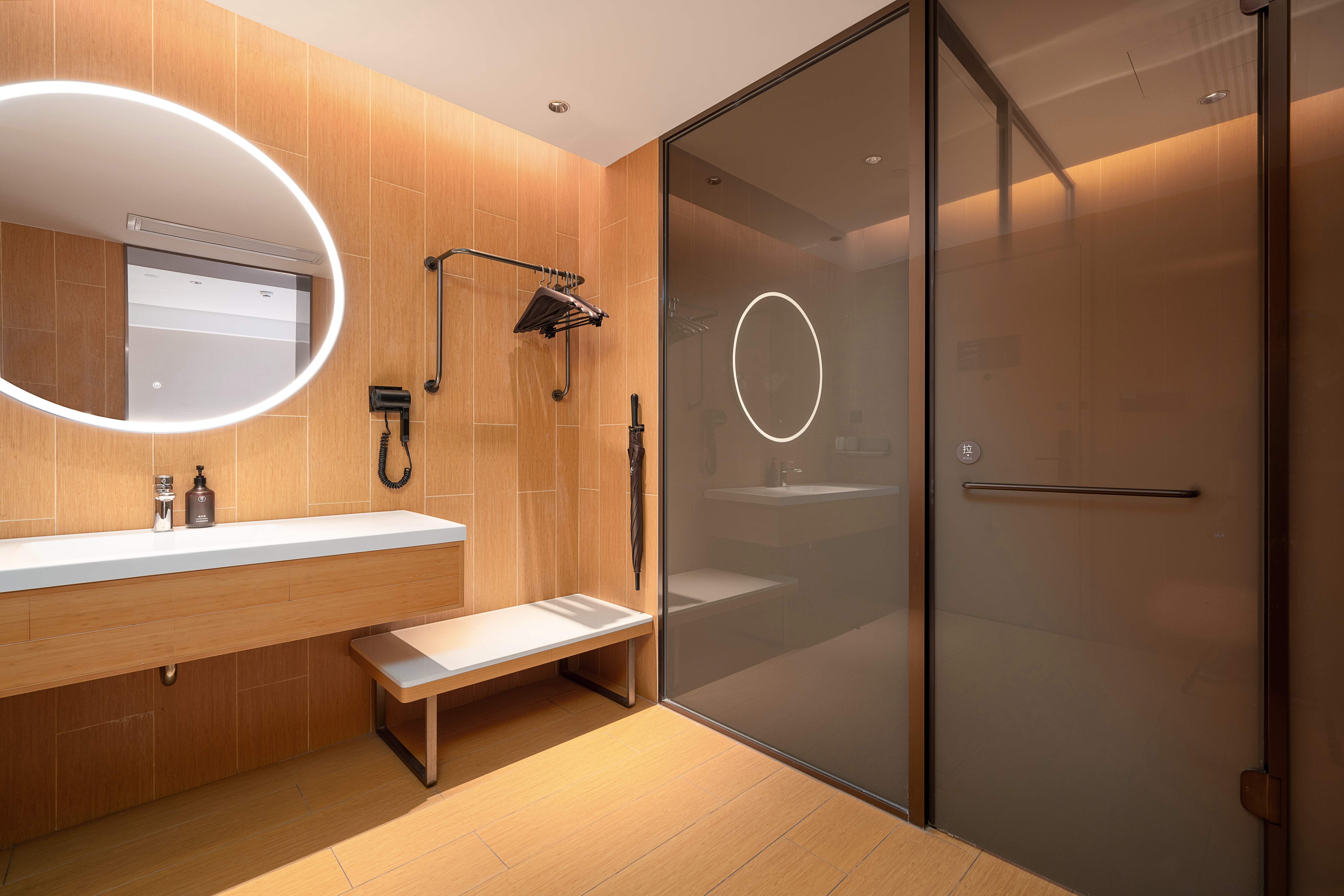 高级大床房（电视投屏+金可儿床垫+小冰箱）