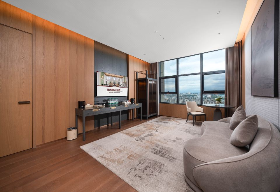Deluxe Presidential Suite