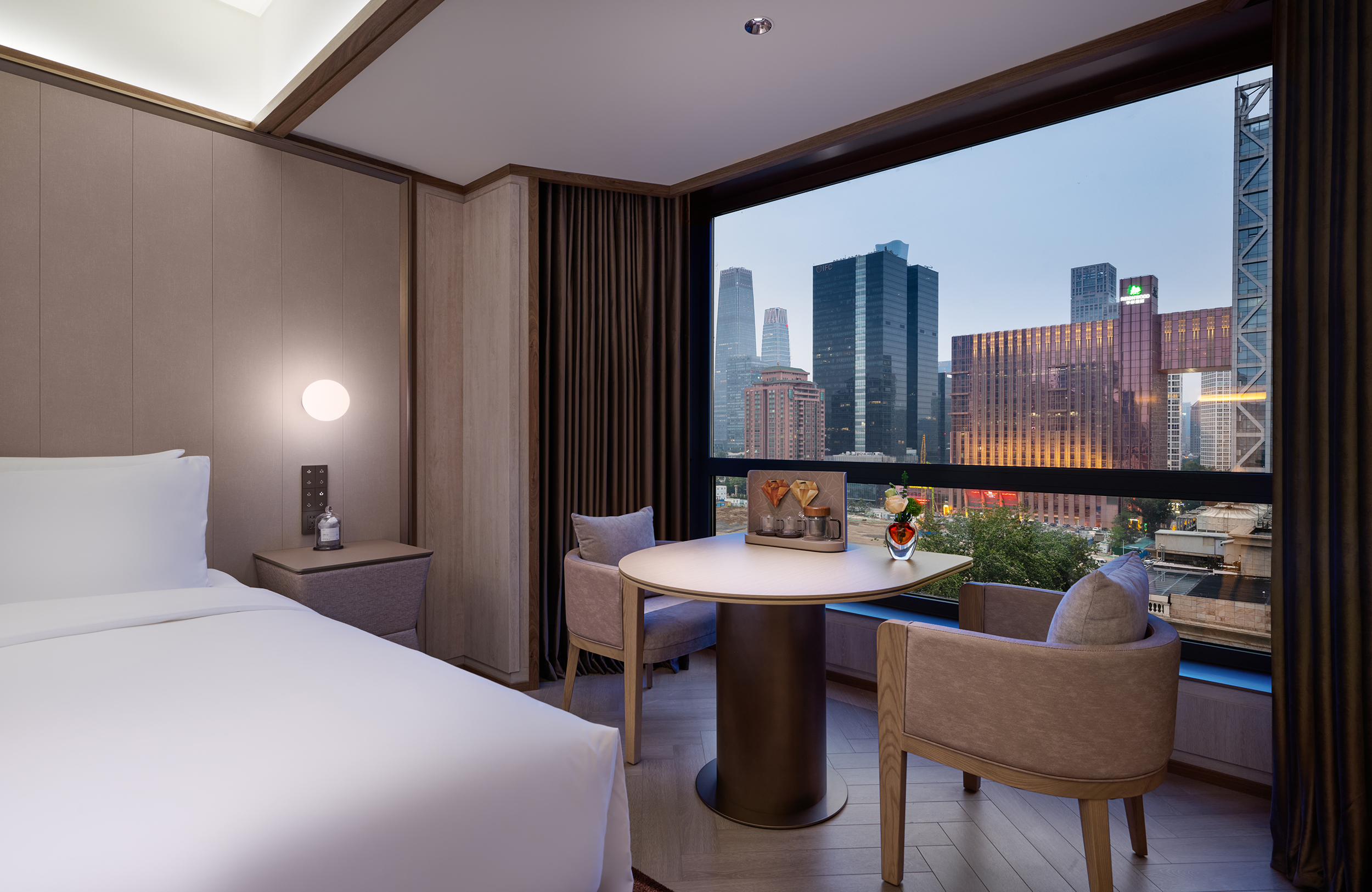 豪華大床房（陽光滿屋，城市夜景、65寸可投屏電視）