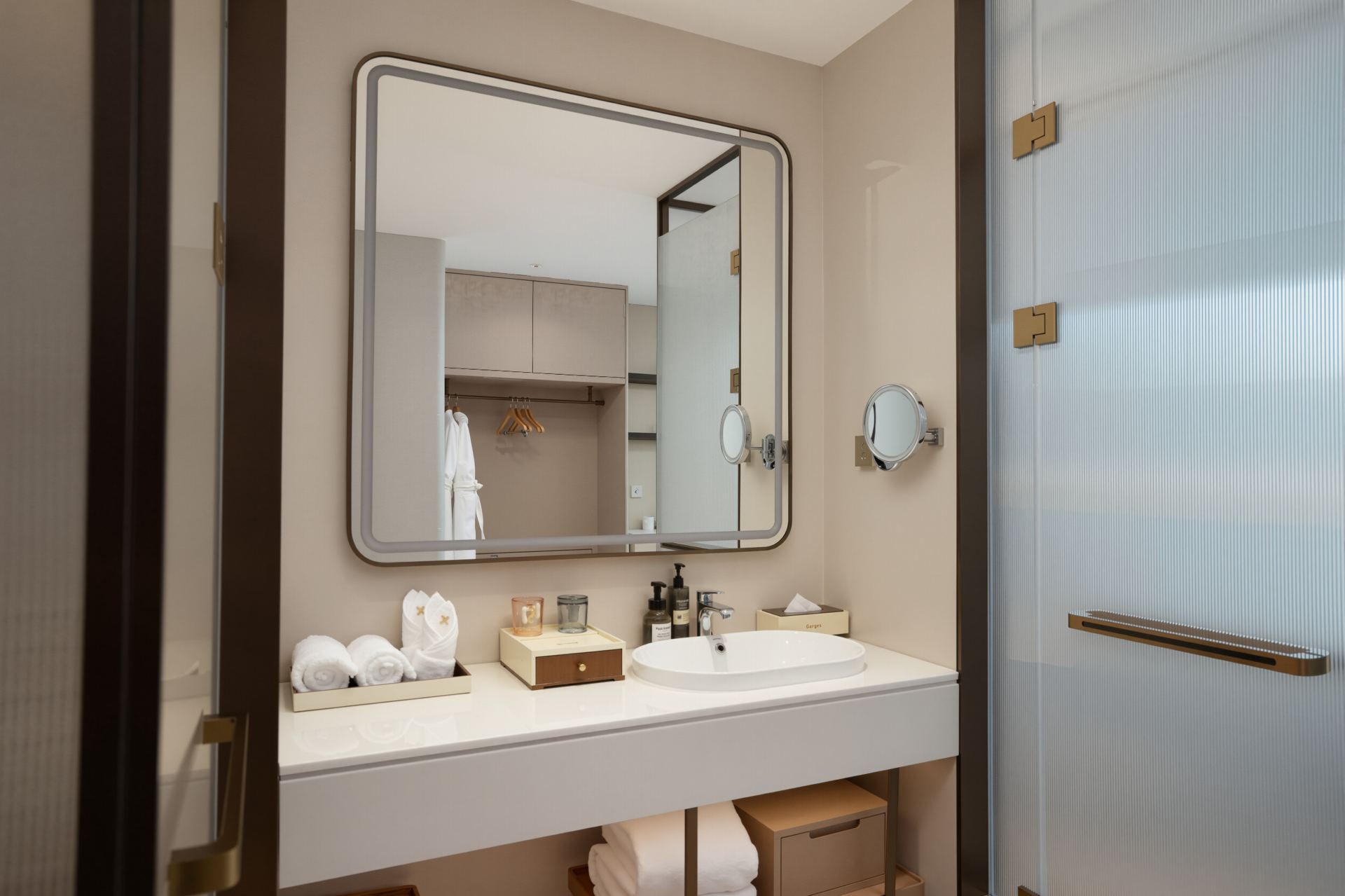 Elegant 2-bed Room