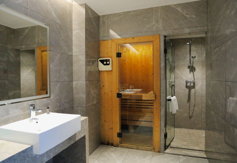 FUZHOU ROYAL HOT SPRING HOTEL & RESORTYunshui Pavilion - Health Villa (three Bedrooms And One Living Room+indoor And Balcony Hot Spring Pool)