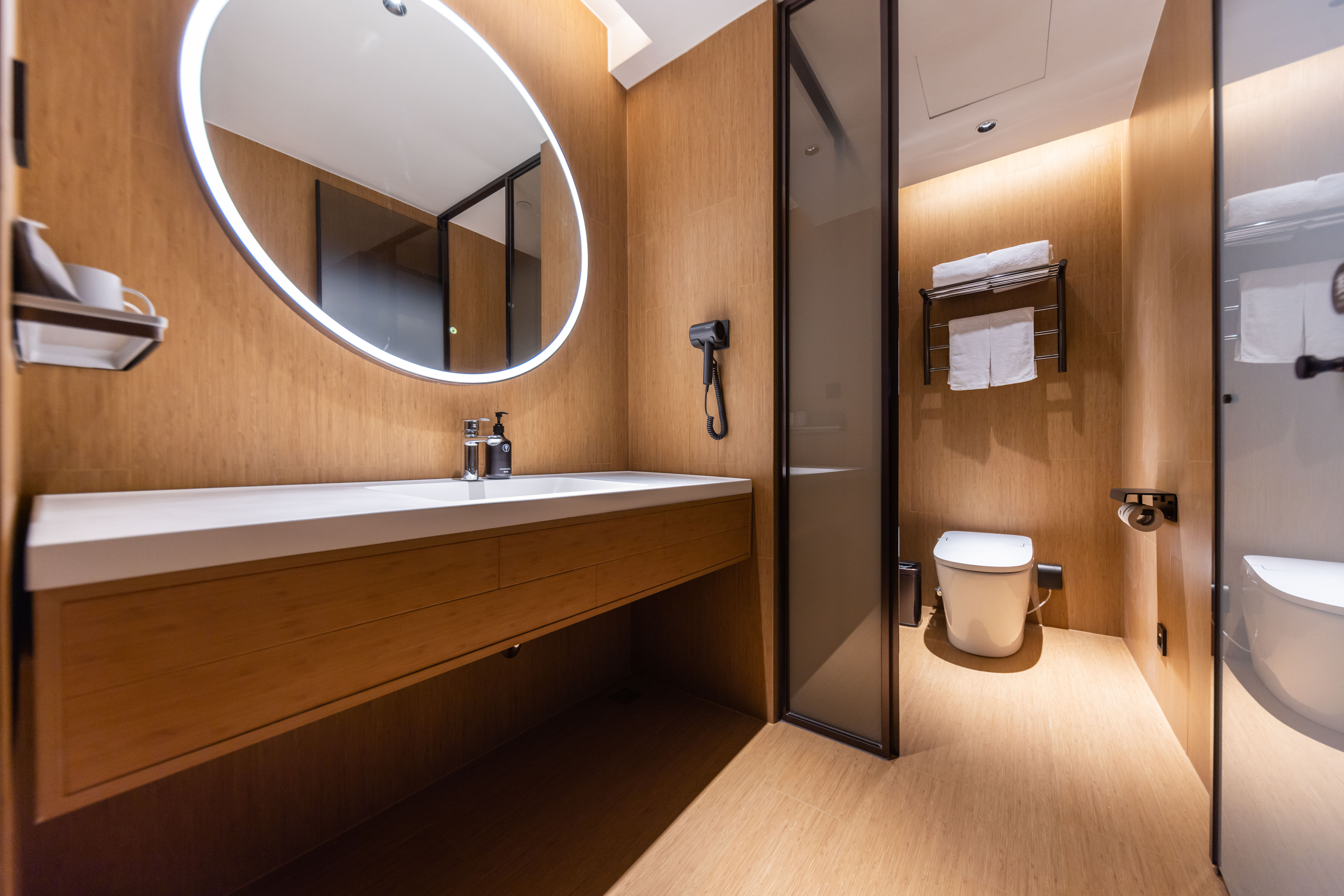 高级大床房【投屏电视+迷你冰箱+休闲茶具+品牌洗护】