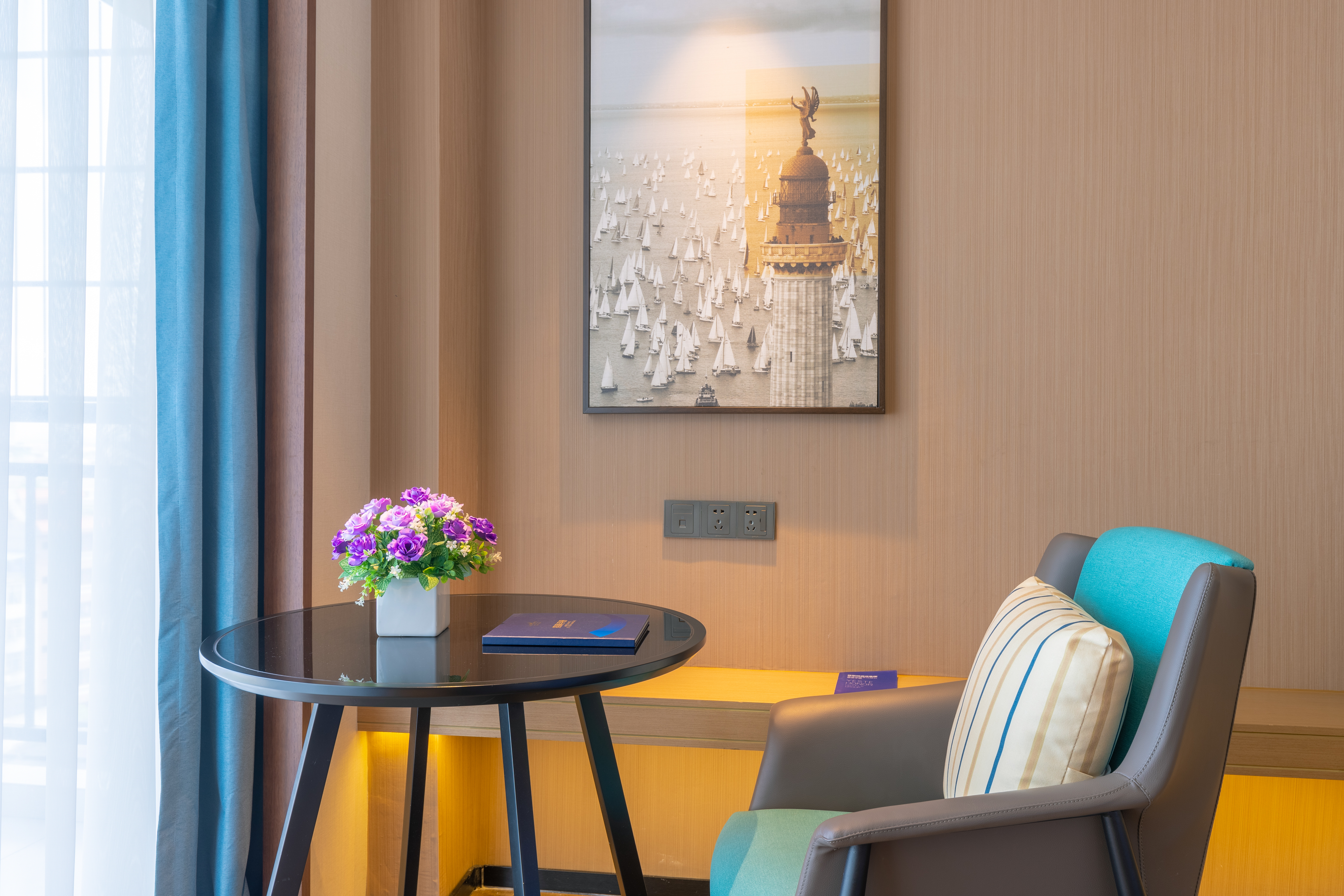 豪华大床房（电视投屏+办公桌椅+婚房布置）